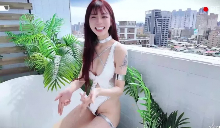 【JVID热门精品】超越到我家的未来少女- 卡洛琳 乳夹调教敏感乳头