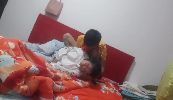 【迷奸恋母】暑假恋母癖大三学生家中下药迷玩自己妈妈翻眼足交颜射