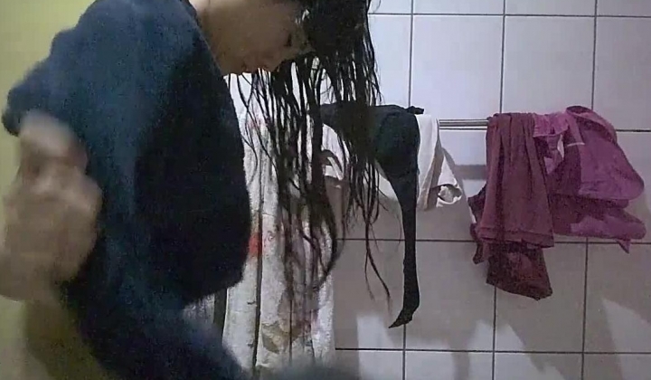 卫生间暗装针孔真实偷拍，眼镜飞机场表姐洗澡，有点小激动