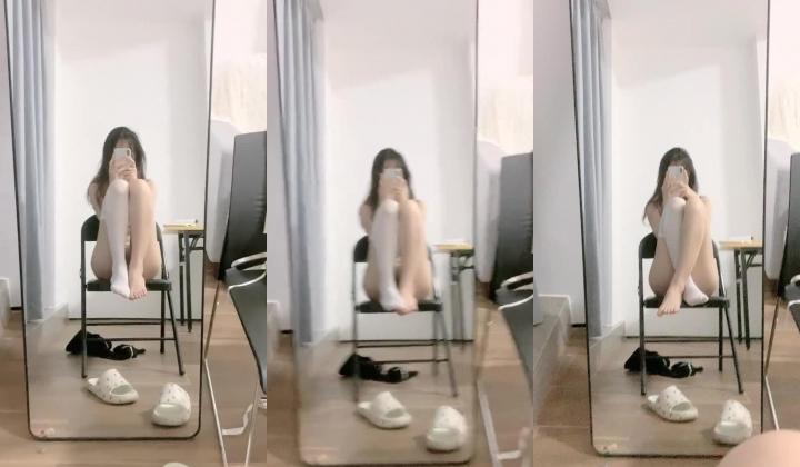 神似王心凌，【性感大长腿】咕噜熊，小穴粉逼流浆，身材苗条看得人心痒痒