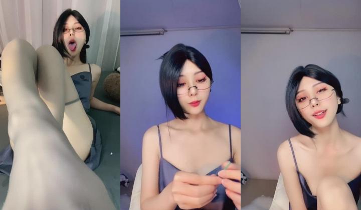 极品舔屏阿黑颜女神【蘸点蜜桃酱】门槛福利，太懂男人了，口活技术一流，高潮脸道具深喉