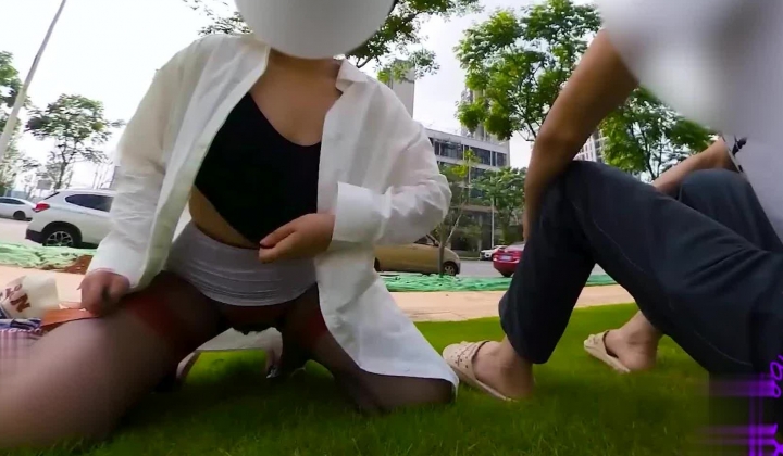 硬核户外真实勾引骚女【性感小猫咪】勾引路边行人，当着他的面张开腿自摸