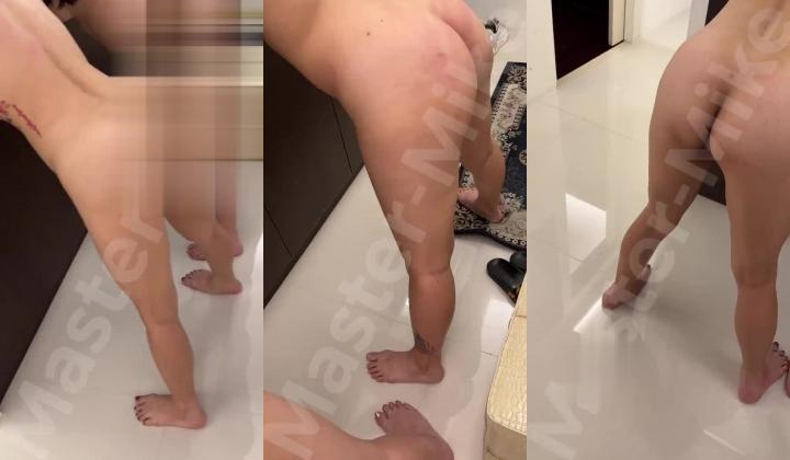 《饮尿喷水 ️调教女神》你眼里的女神在主人面前就是一条下贱的骚母狗而已 让母狗们趴着翘高屁股，就