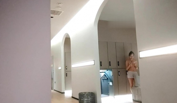 温泉酒店真实偷拍女士换衣室内部春光，年轻妹子不少哇，白皙眼镜少妇穿个透明内裤