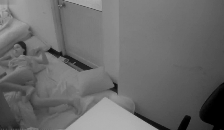 【新品偷拍】记录两姐弟日常 姐姐当着弟弟面裸露身体自慰