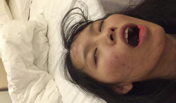 迷奸 年轻大长腿商务妹接了两位喜欢死猪玩的变态男酒店扒光轮番上去玩弄原版码率完整版