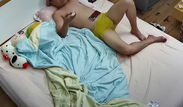 酒店偷拍精品 性欲很强的高颜值美女感情生活混乱，大哥操完男友操