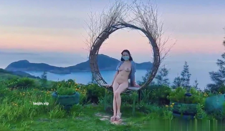 推特大神，【moon_魔王的斗篷】，爱露出的极品夫妻，完美好身材要尽情展示，网红景点打卡
