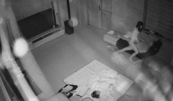 黑客破解家庭网络摄像头偷拍 ️刚生完二胎的少妇练瑜伽孩子入睡后和老公沙发激情啪啪