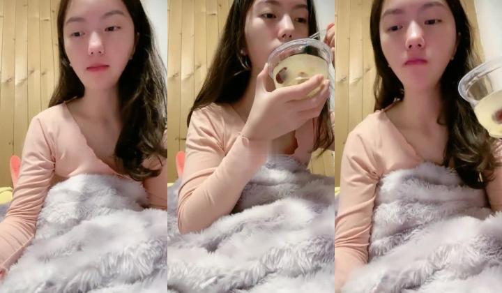 兄弟们，最正宗校花来了，【晚儿】，超级嫩B，看着好像还是个处女，清秀脸蛋，慢慢就摸出水来了