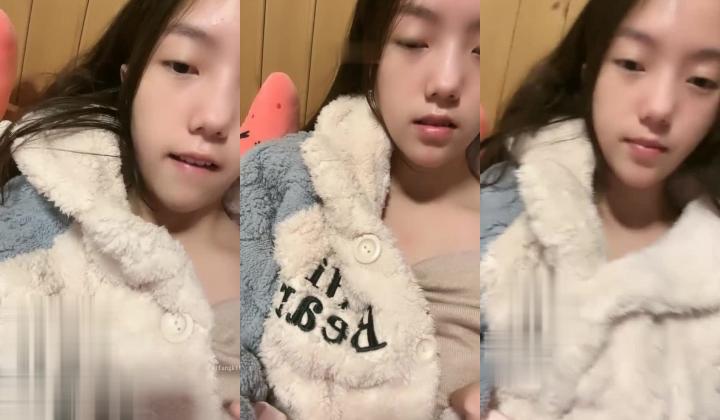 兄弟们，最正宗校花来了，【晚儿】，超级嫩B，看着好像还是个处女，清秀脸蛋，慢慢就摸出水来了