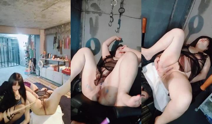 SM界的天花板女王，露脸玩弄风骚大屁股女奴，吊起来扯逼玩弄，假鸡巴爆草拳交，给逼逼玩出血精彩刺激