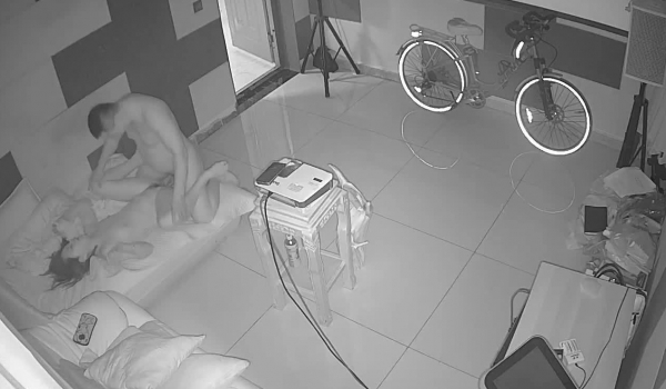 黑客破解网络摄像头监控偷拍养生馆理疗体验房间胖哥抱起女理疗师到沙发的贵妃躺上干炮