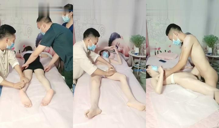 养生馆新来的极品白皙身材美女顾客，一边和追求者打电话一边按摩，被技师强行干，开始还抗拒，后来爽得