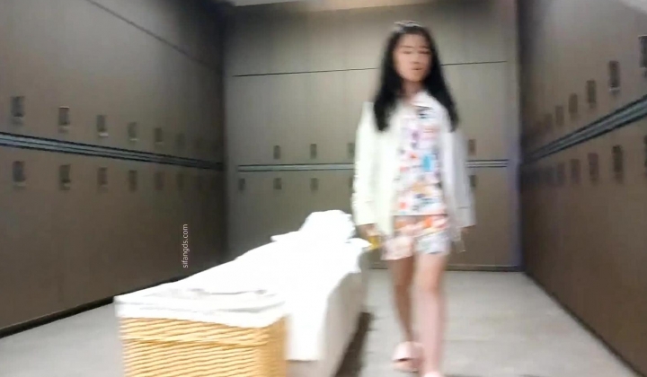 最新女偷拍客 国内洗浴会所更衣室~沉浸式沐浴偷拍 几个身材和颜值都不错的靓妹