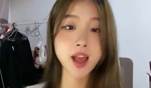 【粉嫩嫩少女】，清纯女大学生，家中一个人就开始放开自我，脱光给大哥们看过瘾，真实刺激！