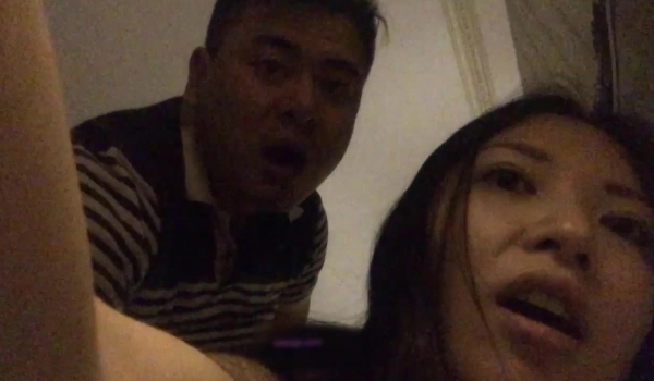 单位财务胖哥出差嫖妓高颜值身材不错的兼职商务导游还自拍留纪念