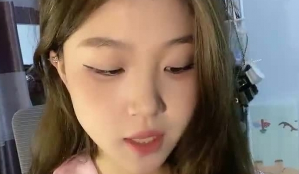 【粉嫩嫩少女】，清纯女大学生，家中一个人就开始放开自我，脱光给大哥们看过瘾，真实刺激！