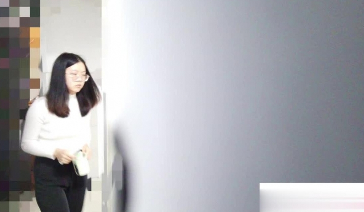 上海外国语大学女生偷拍她宿舍其它女生洗澡尿尿,意外拍到一个室友洗澡的时候在手淫