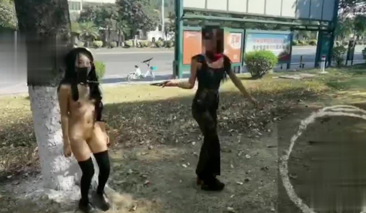 【重磅推荐 紧张刺激的双人露出】露出女神FSS冯珊珊与你的小可爱猪猪领衔主演 双女神各场所露出游