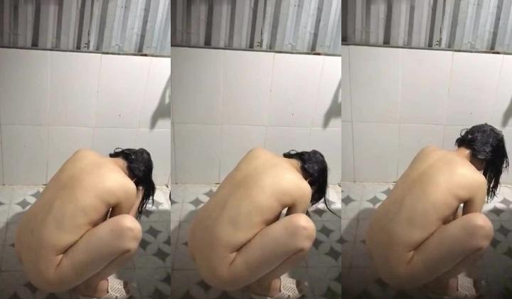 【出租屋浴室偷拍】超清画质现场破洞偷拍多位身材不错小姐姐 洞中窥逼 精彩值得收藏