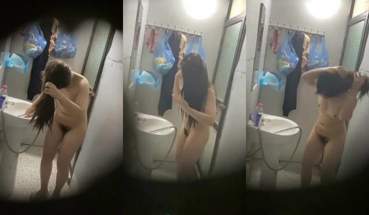 【出租屋浴室偷拍】超清画质现场破洞偷拍多位身材不错小姐姐 洞中窥逼 精彩值得收藏