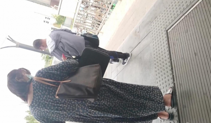 魔手 外购流出《撩裙、露毛、靓妹美少妇》高颜值丁字裤靓妹 丁字裤长毛毛美女