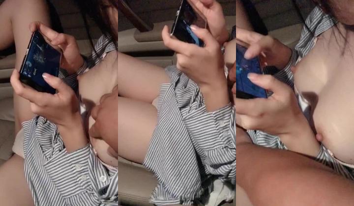 白白净净的文艺女，在车上她玩游戏，我玩她的乳房和插阴穴，’爽不爽，爽不爽‘，专注游戏没反应！