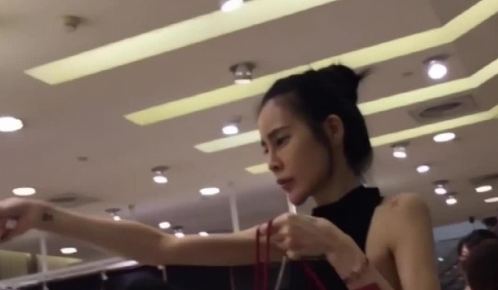 可遇不可求！公共场合各种内骚型女人真空无内招摇过市~那是真通风啊~私处阴毛照的清楚