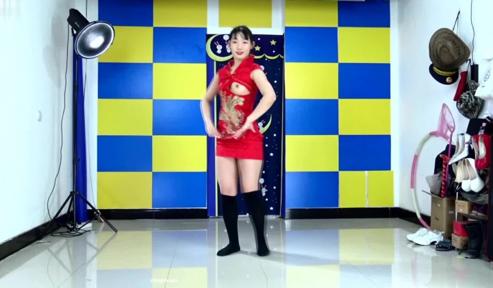 日月俱乐部稀有顶级全祼~极品大屁股模特【阿彩】露点民族舞+甜美白嫩美女【小轩】全裸唿啦圈+小轩唿