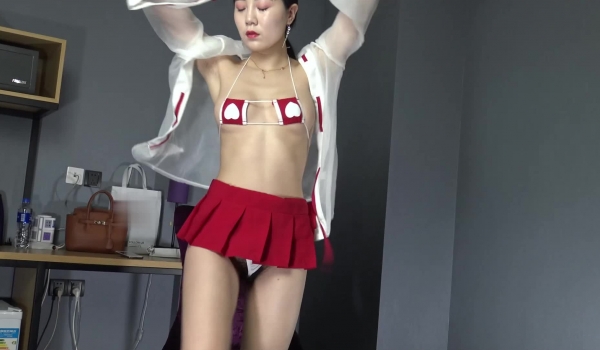 日月俱乐部人气多才多艺头牌长腿御姐【阿欣】火爆私拍多种情趣制服露奶露逼各种风格热舞挑逗