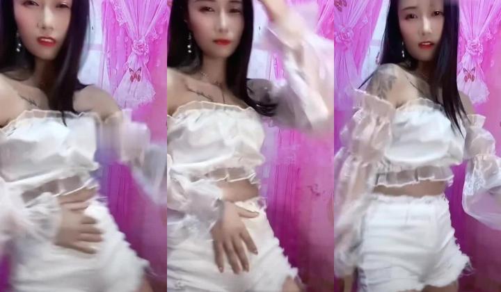 千元无上定制快手被封就开新号业内小有名气的网红女【敏爷燕儿】漏B漏脸激情顶胯大阴唇都跟着波动