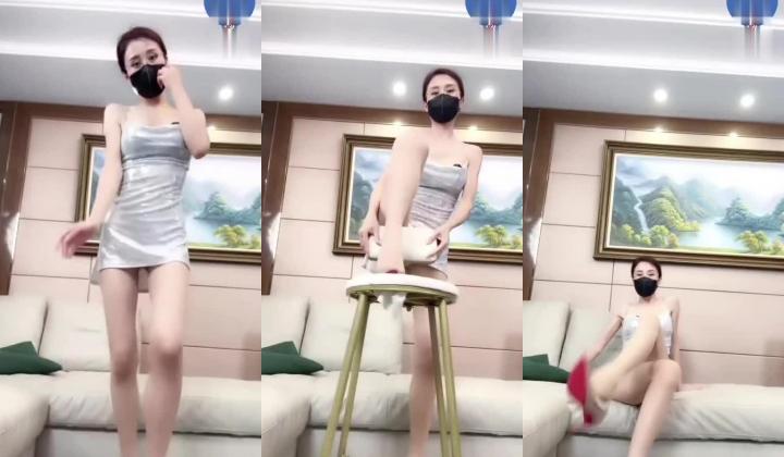 抖音30万粉丝丝袜反差少妇、上海33岁女上司范御姐网红「赵清妍」「小骆驼姐姐」激情自慰、约炮3P
