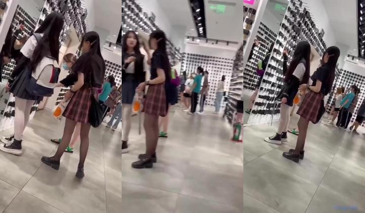 商城跟随偷窥漂亮JK白丝美眉 白色小骚丁卡着大屁屁好性感 连黑丝闺蜜一起抄了