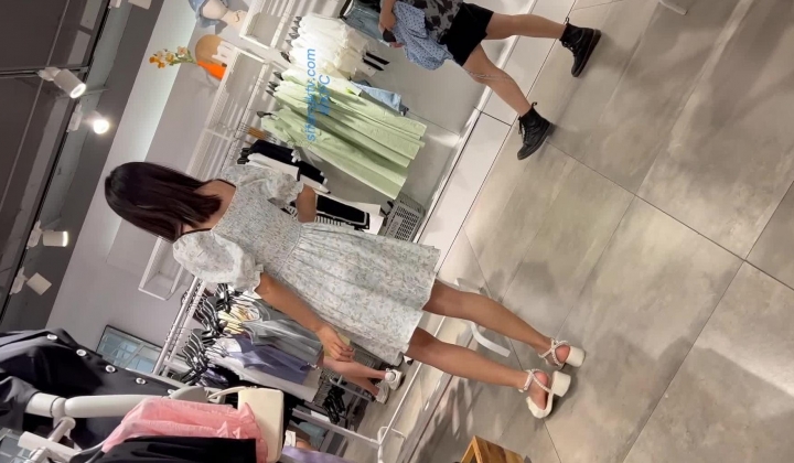 商城服装店一袭蓝裙黑胸罩小女神,性感的半透明白内两侧都是毛毛