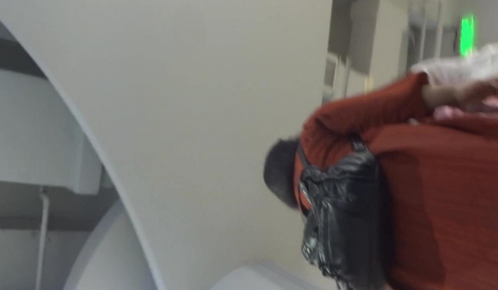 商城跟拍两个粉红裙紫内内校花女神,深长的股沟和丰腴的阴部玩起来肯定爽得不行