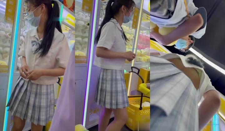 商城偷窥JK眼镜学生妹 蕾丝花边白内内 小门户饱满鼓鼓的 东晃西晃特诱惑