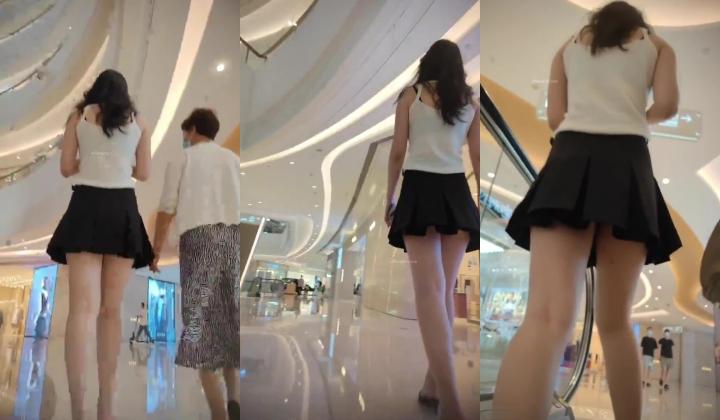 商城跟随偷窥跟妈妈逛街的大长腿美女 超短裙大屁屁晃悠晃悠很性感