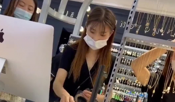 商城跟随偷窥高颜值小姐姐 这身材真好 白骚丁卡着翘屁屁超性感