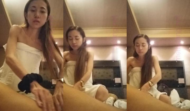 百货商城卖衣服的小姐姐 因为缺钱刚出来兼职一直喊受不了快一点