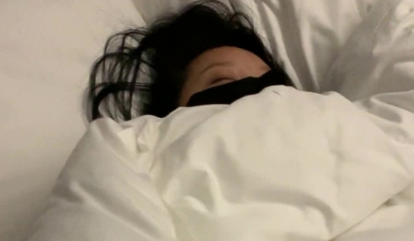 邪恶二人组下药迷翻美女同事 ️酒店开房换上黑丝各种操