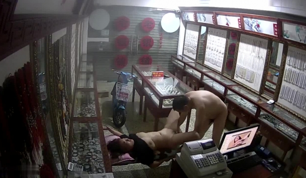 破解摄像头偷拍珠宝店下班关门后老板娘与雇员一起看AV,受不了在凳子上就开干了