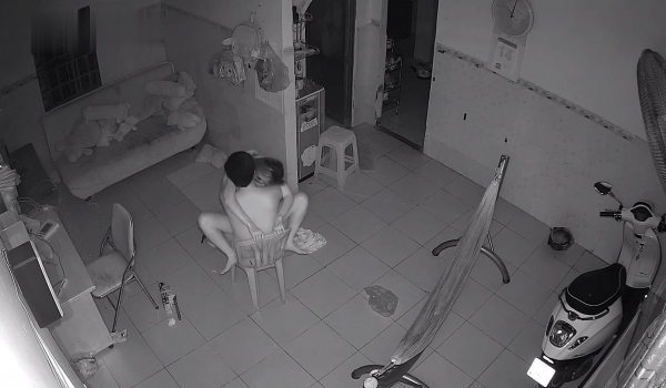 房东出租房偷装监控偷拍 ️年轻情侣在客厅的椅子上做爱高潮过后累趴了