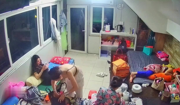 今年最稀有的摄像头破解之一！夜总会休息室里的小姐姐个个身材棒 颜值又高，竟然遇到扫黄，开门一惊，