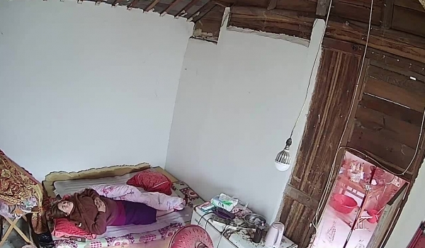 百姓民居摄像头入侵真实偸拍整理集 亮点多多 最精彩的是简陋出租农房熟女鸡连续专门接客老头还给口活