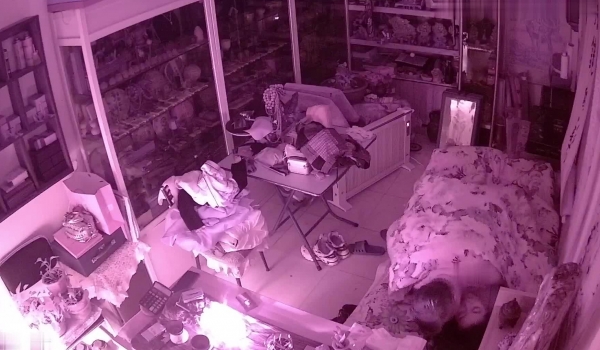 真实偸拍有钱古董店老板在仙丹加持下把店铺当妓院，经常约炮不同女人，有少妇有熟女