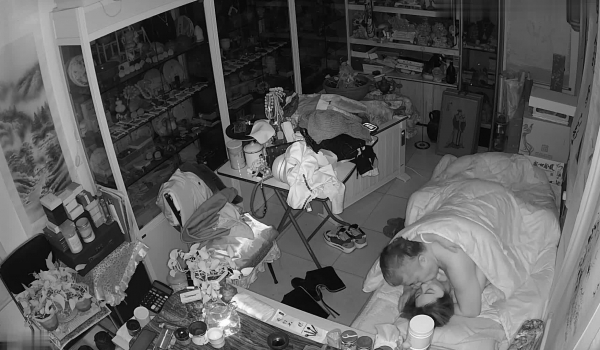 真实偸拍有钱古董店老板在仙丹加持下把店铺当妓院，经常约炮不同女人，有少妇有熟女