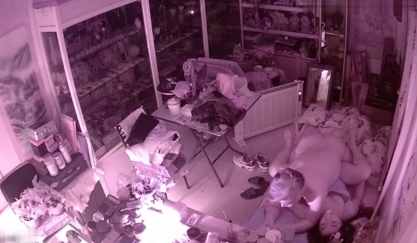 真实偸拍有钱古董店老板在仙丹加持下把店铺当妓院，经常约炮不同女人，有少妇有熟女