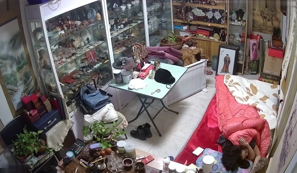 真实偸拍有钱古董店老板在仙丹加持下把店铺当妓院，经常约炮不同女人，有少妇有熟女