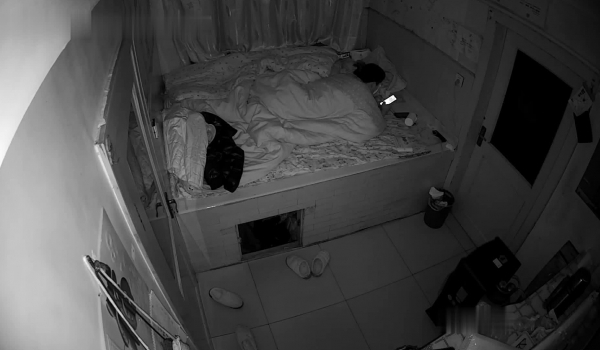 【极品稀缺 ️破解摄像头】东北老哥半夜性欲上劲操醒迷迷煳煳的老婆 抱着操真带劲 捆绑暴力抽插啪啪